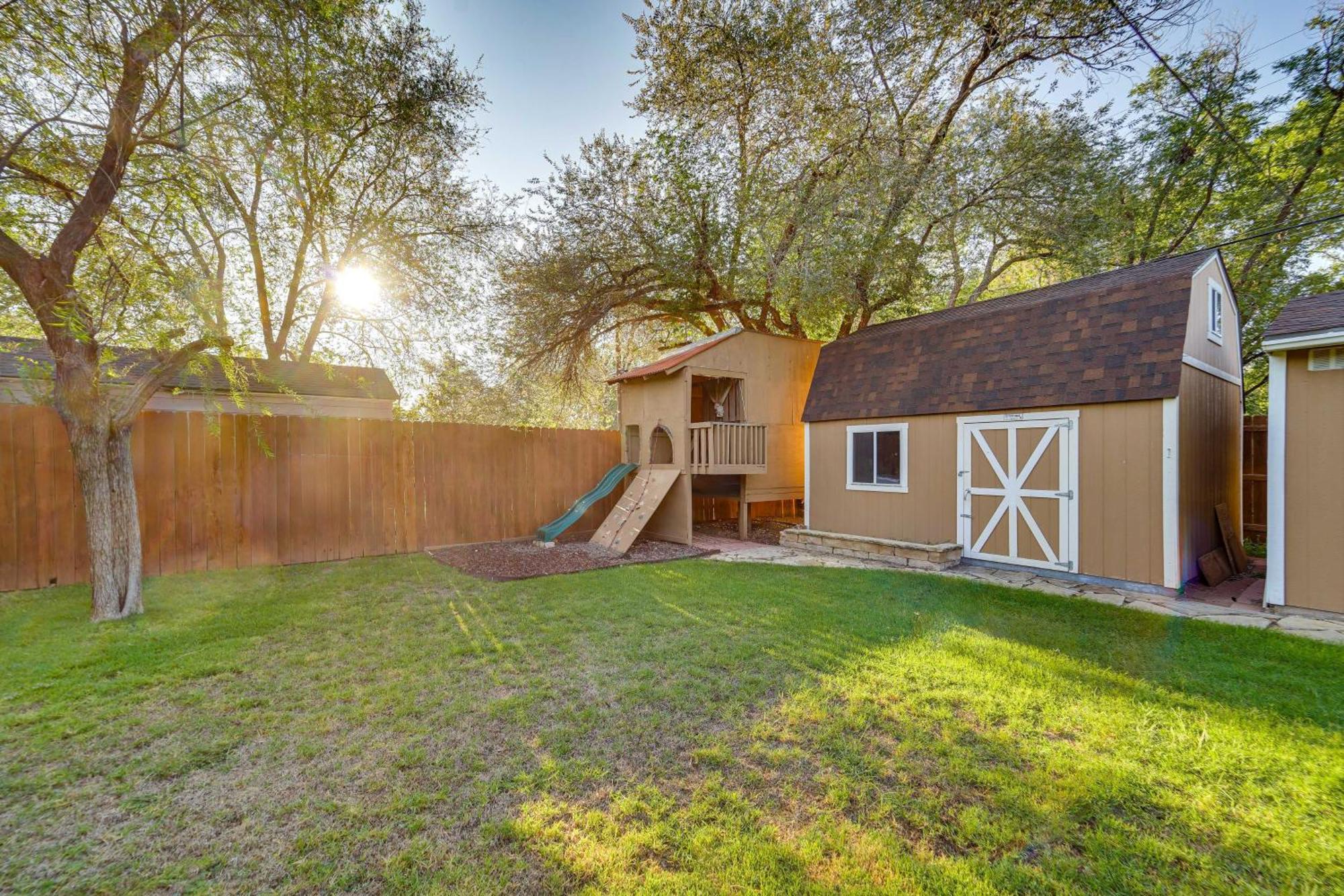 Lovely Lubbock Home With Furnished Deck And Grill Bagian luar foto